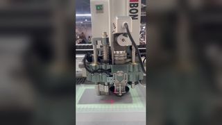 Máquina de corte CNC com função de puncionamento para peças internas automotivas | IBON