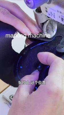 Bom preço Máquina de marcação por jato de tinta controlada por computador com área de trabalho de 1200 x 900 mm e sistema de desenho de linhas UV para calçados on-line